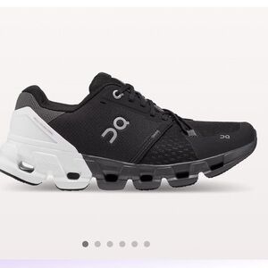 OnCloud Women’s Cloudflyer 4 Black & White Size 9